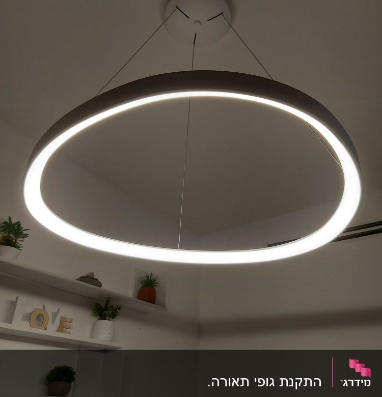 נברשת עגולה תלויה עם תאורה לבנה